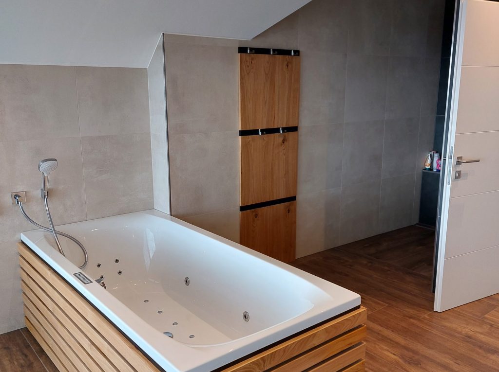 Bad-Badezimmer-Badewanne