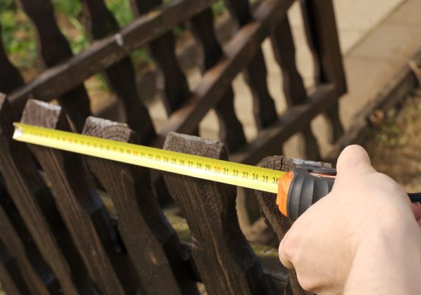 CNC Trennwand Sichtschutz Zaun Maßband messen Tischlerei Zimmerei