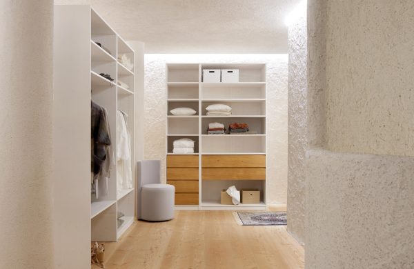 Altbausanierung Badsanierung Küche Schrankraum offener Garderobenschrank